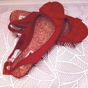 Red slingback shoes with bow in front